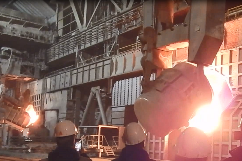 NMLK-Lipezk-PT Dank der neuen Entstaubungsanlage wird das Abgas bei NLMK bei der Heißmetallbeschickung des Konverters vollständig erfasst und gereinigt.