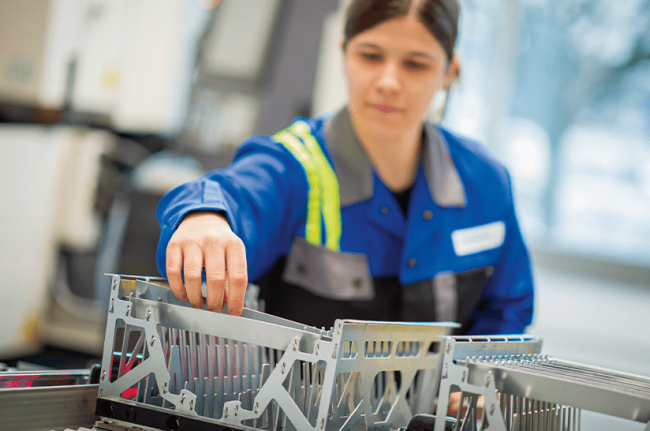 Mitarbeiterin von voestalpine bei der Forschungsarbeit