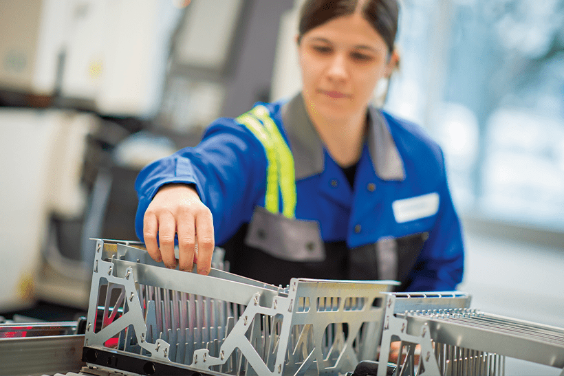 Mitarbeiterin von voestalpine bei der Forschungsarbeit