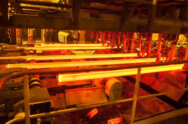 Steel,And,Metal,Production. Die Einführung in die Werkstofftechnik von Stahl erläutert auch die Herstellung.