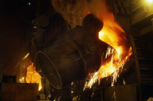 Charging,Molten,Iron,To,A,Steelmaking,Converter,Vessel. Oxygen Steelmaking – ein Option bei der Stahlerzeugung