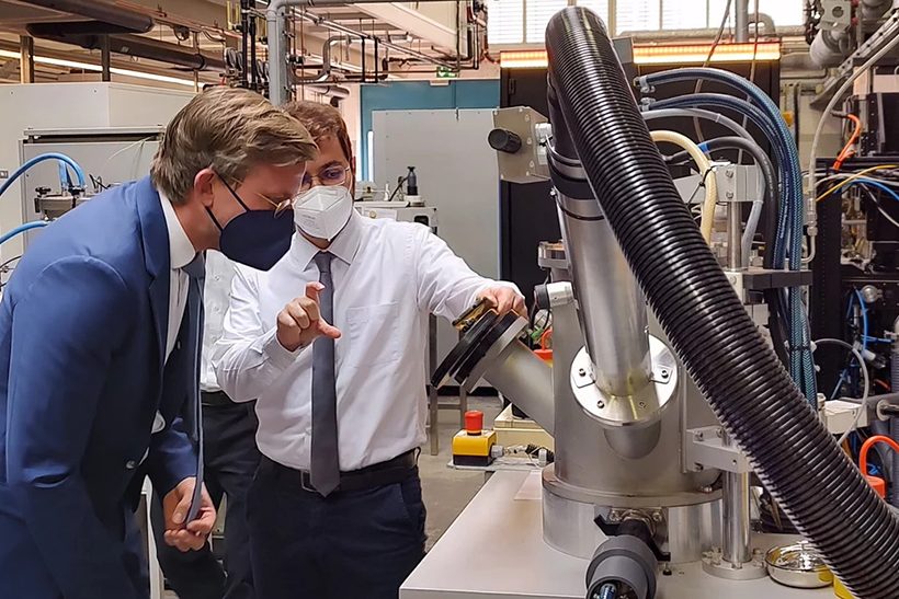 Dr. Isnaldi Souza (rechts), Gruppenleiter am MPIE, erklärt Staatssekretär Dr. Dirk Günnewig wie Eisenerze mit Wasserstoffplasma umweltfreundlich zu Eisen reduziert werden können.