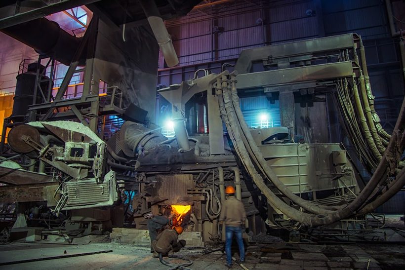 stahlwerk-szene-transformationsgipfel-aufruf in Deutschland, betroffen von Erdgasimporten aus Russland (Symbolbild)