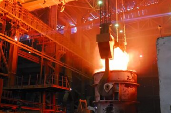 Glühendes Metall in Stahlgießerei, VDMA AGAB 2021, symbolisiert Auftragswachstum.