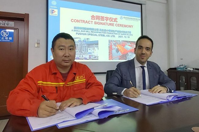 The picture shows two staff members of Fushun and Danieli during the signing