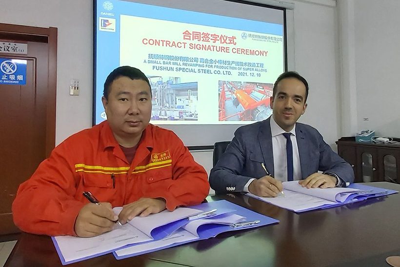 The picture shows two staff members of Fushun and Danieli during the signing