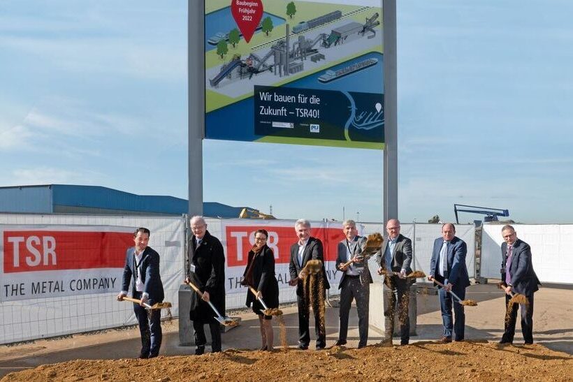 Eine Aufbereitungsanlage soll Stahlschrott für thyssenkrupp Steel Europe nutzbar machen – das Bild zeigt Führungspersonal beim Spatenstich