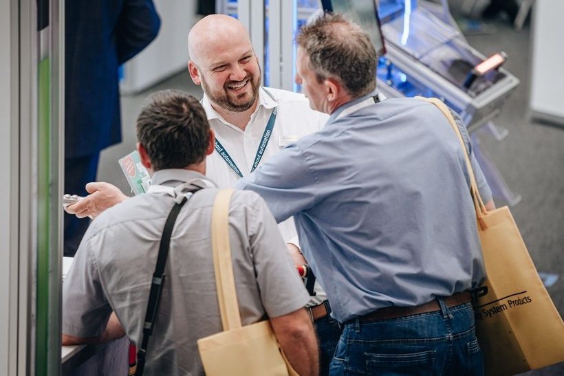 Aussteller und messebesucher-egypt-international-exhibition-center-kairo auf der all about automation in Heilbronn im Gespräch