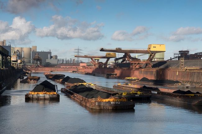 Schubleichter im Werkhafen Schwelgern von thyssenkrupp Steel in Duisburg