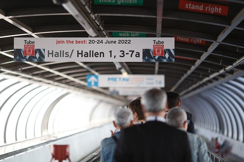 Besucher auf der wire + Tube 2022 in Düsseldorfer Messehalle.