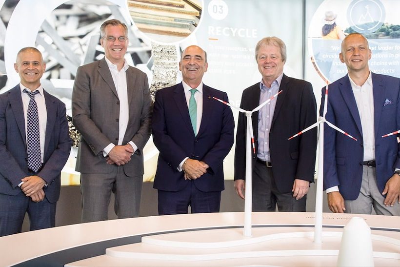 Ulrich Grethe und Alberto Lejarreta vor Windkraftmodell