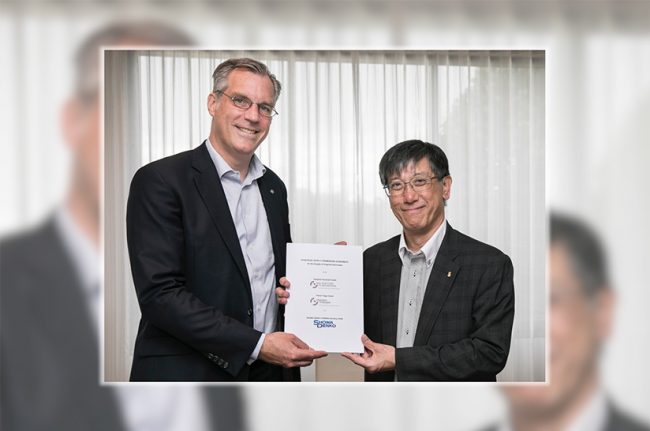 Die führenden Köpfe von Salzgitter und Showa Denko Carbon präsentieren eine Urkunde zur Unterzeichnung