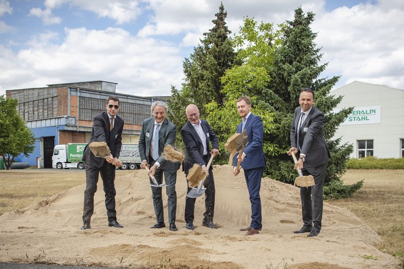 zweiter von Links beim symbolischen Spatenstich ist der Chef von Feralpi Stahl