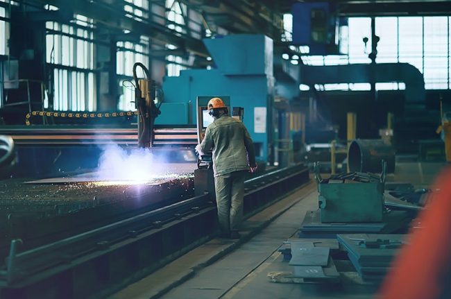 Industrielle Werkhalle mit Kaltenbach.Solutions IoT-Integration