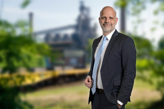 Dr. Martin Theuringer, Geschäftsführer der WV Stahl, vor Fabrikhintergrund