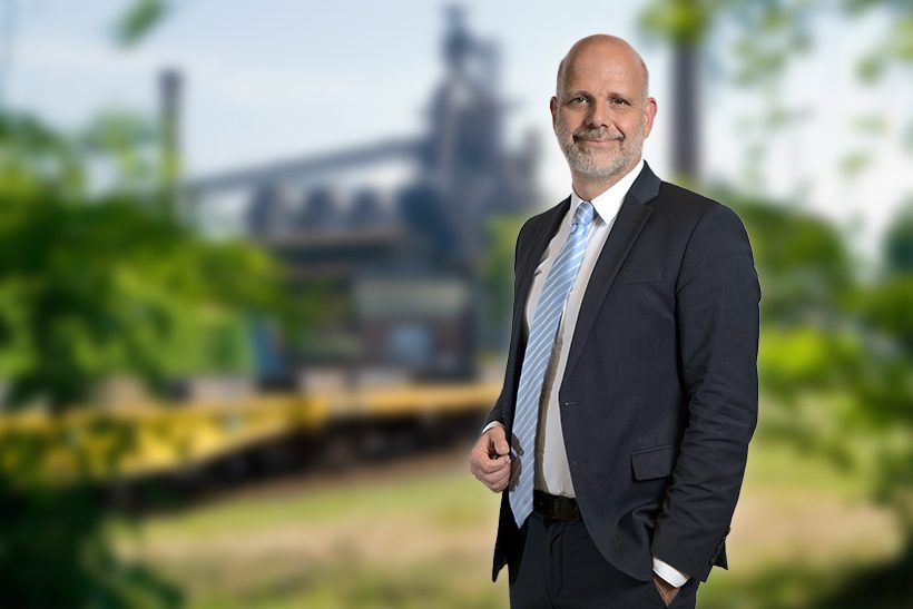 Dr. Martin Theuringer, Geschäftsführer der WV Stahl, vor Fabrikhintergrund