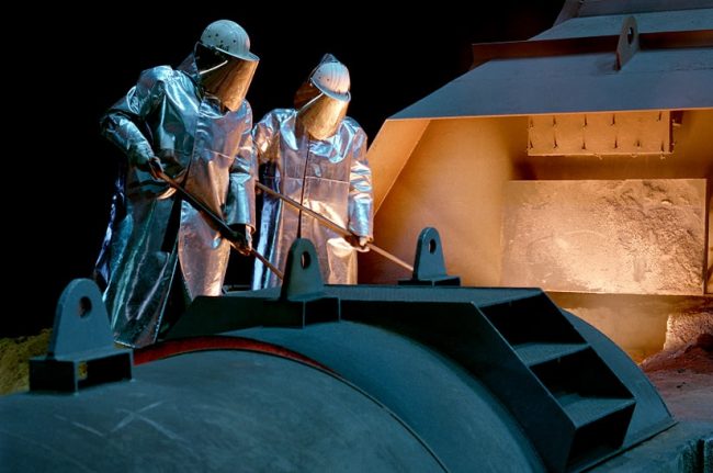 Stahlarbeiter bei thyssenkrupp Steel in Gießerei, Dekarbonisierungsprojekt mit BP