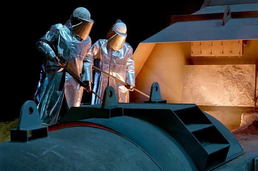 Stahlarbeiter bei thyssenkrupp Steel in Gießerei, Dekarbonisierungsprojekt mit BP