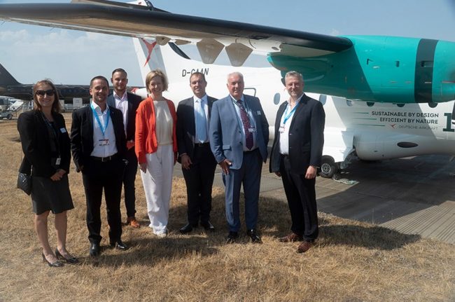 Team von thyssenkrupp Aerospace und Deutsche Aircraft vor dem Flugzeug