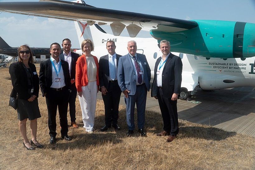 Team von thyssenkrupp Aerospace und Deutsche Aircraft vor dem Flugzeug