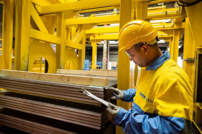 Prüfarbeiten im Service Centre Maastricht in Feijen von Tata Steel Netherlands, das in 2024 eine neue, hochmoderne Richt- und Querteilanlage mit vollautomatisiertem Verpackungssystem in Betrieb nimmt.