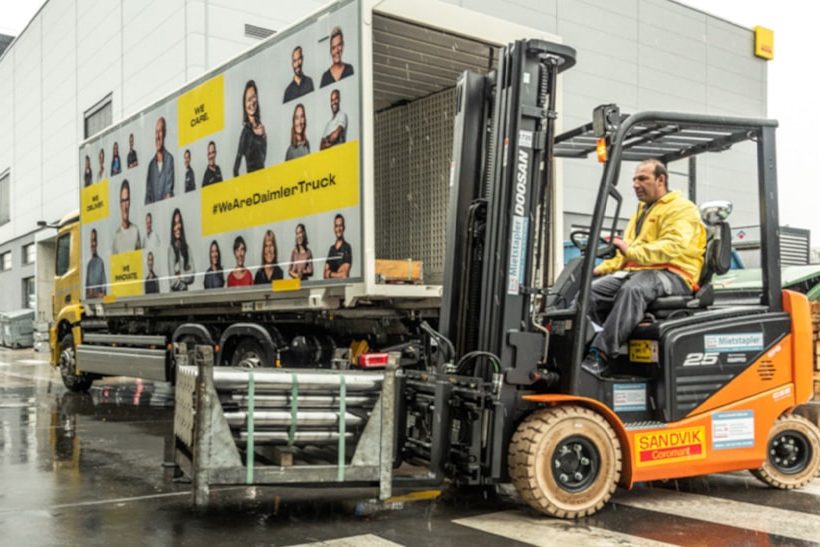 Stapler transportier CO2-reduzierten Stahl