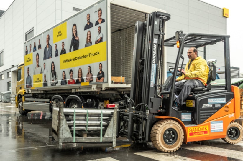 Stapler transportier CO2-reduzierten Stahl