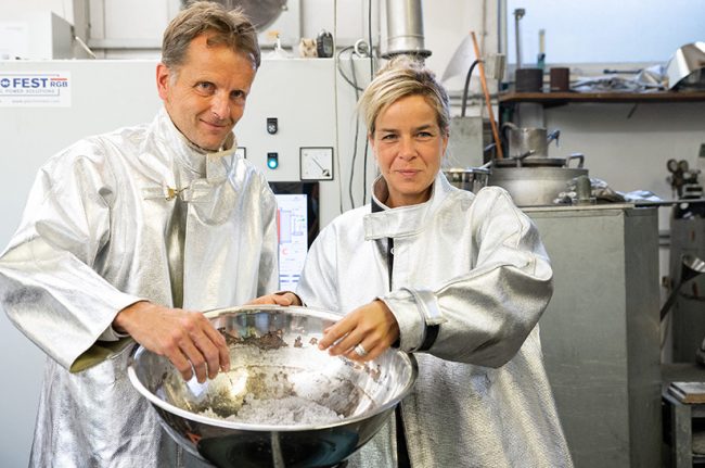 NRW-Wirtschaftsministerin Mona Neubaur informiert sich beim FEhS-Institut