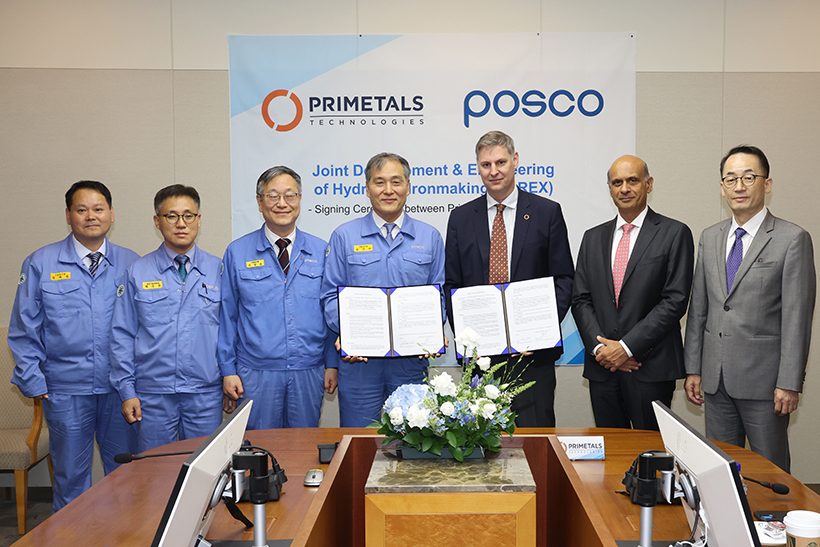 Vertreter von Posco (in blau) und Primetals Technologies bei der Vertragsunterzeichnung