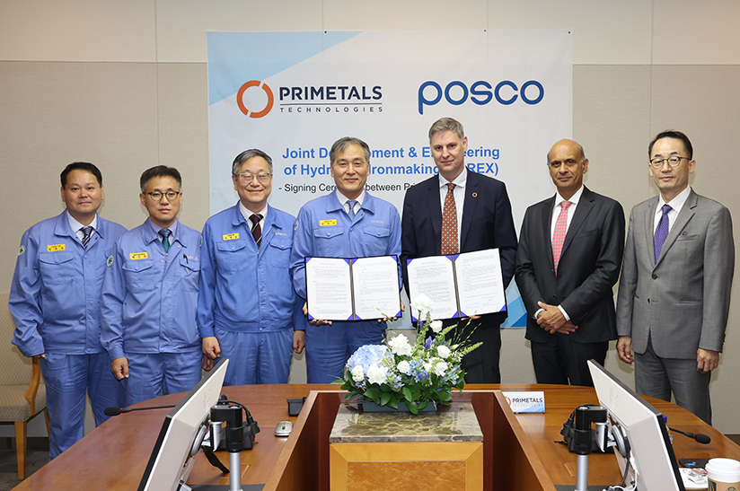 Vertreter von Posco (in blau) und Primetals Technologies bei der Vertragsunterzeichnung