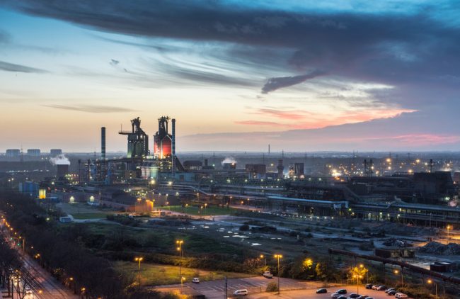 Hochofen von thyssenkrupp Steel Europe bei Sonnenuntergang