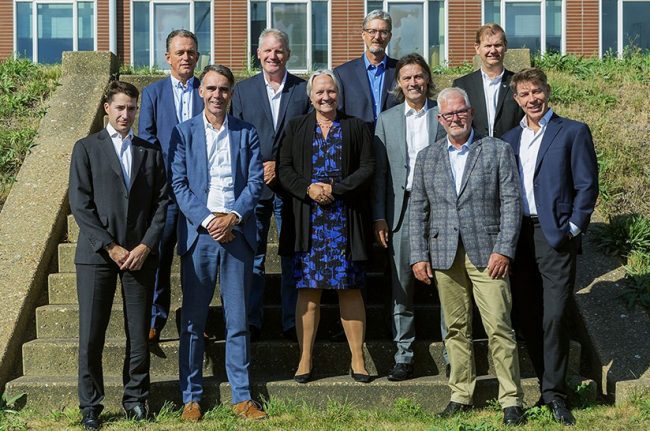 Tata Steel und Danieli Führungskräfte bei Vertragsunterzeichnung