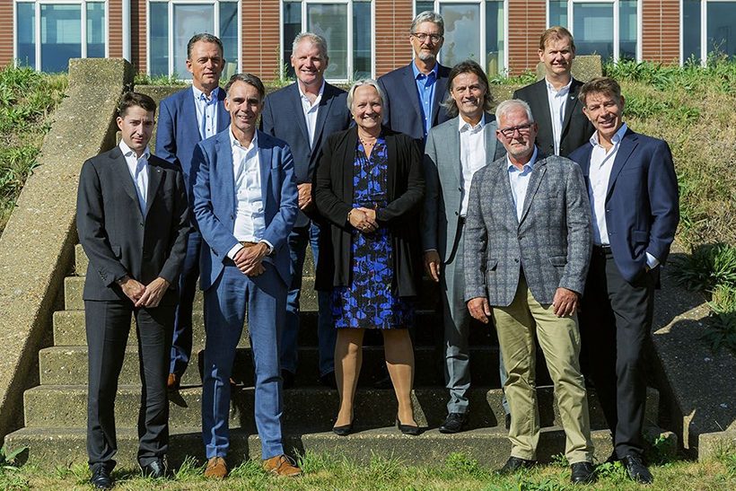 Tata Steel und Danieli Führungskräfte bei Vertragsunterzeichnung