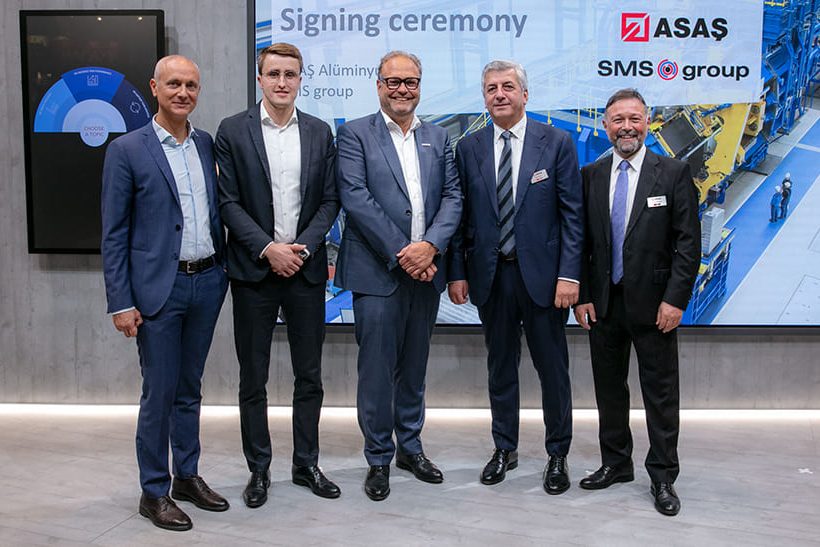 on links nach rechts: Massimo Marinelli, Managing Director, OMAV; Dr. Tobias Brune, Vice President Non-Ferrous, SMS group; Olaf Stalfort, Chief Sales Officer Region Europe, SMS group; Safa Bayar Yavuz, Board Member ASAŞ und Derya Hatiboǧlu, General Manager, ASAŞ