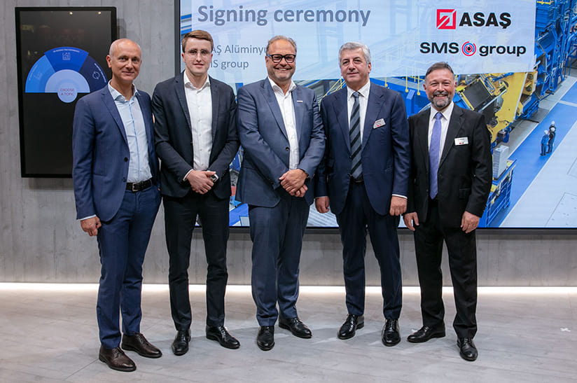 on links nach rechts: Massimo Marinelli, Managing Director, OMAV; Dr. Tobias Brune, Vice President Non-Ferrous, SMS group; Olaf Stalfort, Chief Sales Officer Region Europe, SMS group; Safa Bayar Yavuz, Board Member ASAŞ und Derya Hatiboǧlu, General Manager, ASAŞ