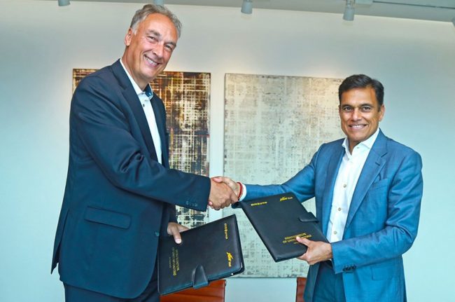 Burkhard Dahmen, CEO und Vorstandsvorsitzender der SMS group und Sajjan Jindal, Chairman & Managing Director von JSW Steel, nach der gemeinsamen Unterzeichnung der Absichtserklärung