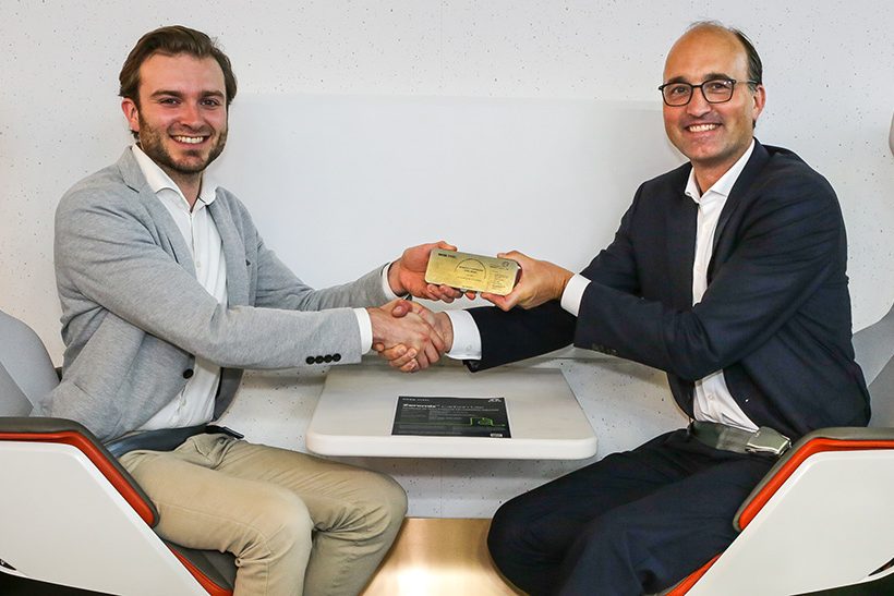 In einer feierlichen Zeremonie übergab Huib Simon, Head of Marketing bei Tata Steel Engineering, symbolisch die erste Hyperloop Stahlsorte der Welt an Mars Geuze, CCO von Hardt