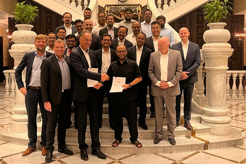 Burkhard Dahmen, Sprecher der Geschäftsführung der SMS Group (l.), schüttelt Safwan Sobhan, stellv. Vorsitzender der Bashundhara Group, die Hand