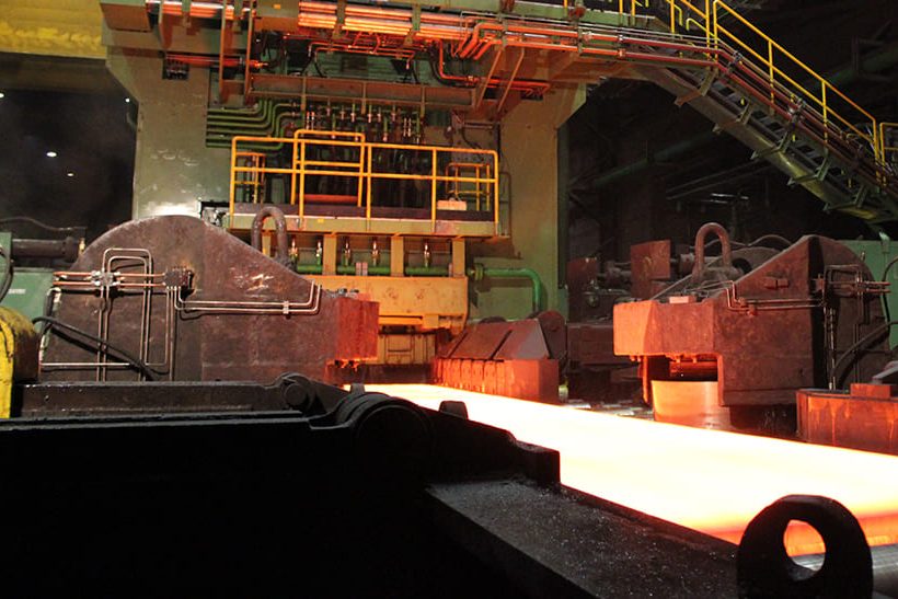 Das Grobblechwalzwerk von SJI Acroni in Jesenice, Slowenien. Der Stahlhersteller profitiert von der erhöhten Verfügbarkeit und der gesicherten Versorgung mit Ersatzteilen für die Antriebe durch Primetals.