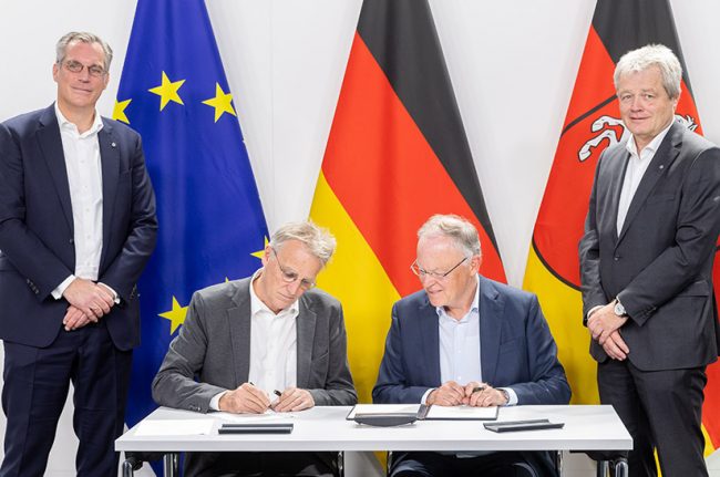 Salzgitter-CEO Gunnar Groebler (l.) und Ulrich Grethe, Konzerngeschäftsleitung Stahlerzeugung/GB Stahlerzeugung, rahmen Wirtschaftsstaatssekretär Stefan Wenzel und den niedersächsischen Ministerpräsidenten Stephan Weil ein, die die Verwaltungsvereinbarung für Salcos unterzeichnen