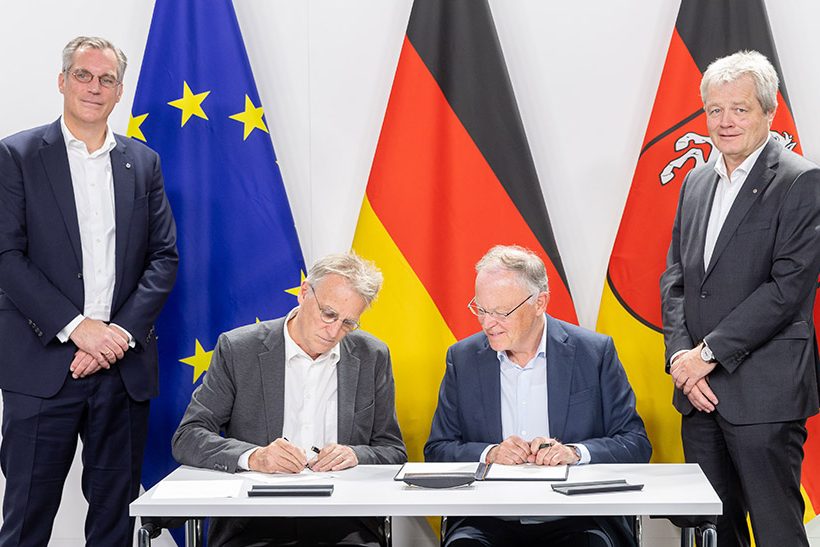 Salzgitter-CEO Gunnar Groebler (l.) und Ulrich Grethe, Konzerngeschäftsleitung Stahlerzeugung/GB Stahlerzeugung, rahmen Wirtschaftsstaatssekretär Stefan Wenzel und den niedersächsischen Ministerpräsidenten Stephan Weil ein, die die Verwaltungsvereinbarung für Salcos unterzeichnen