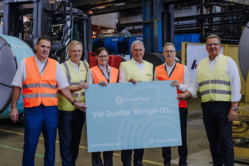 Fertigung von LKW-Rädern aus bluemint® Steel (v.l.n.r): Denis Kalveram (Teamkoordinator Key Account Management OEM1 Sales Automotive thyssenkrupp Steel Europe AG), Alexander John (Vice President Sales & Marketing CT / PT Accuride Wheels Europe & Asia), Dr. Carmen Ostwald (Head of Business Development bluemint® Steel thyssenkrupp Steel Europe AG), Dr. Andreas Strecker (President Accuride Wheels Europe & Asia), Simon Stephan (Senior Vice President Sales Automotive thyssenkrupp Steel Europe AG), Jörg Schumacher (Vice President Production Engineering CT / OHW Accuride Wheels Europe & Asia)
