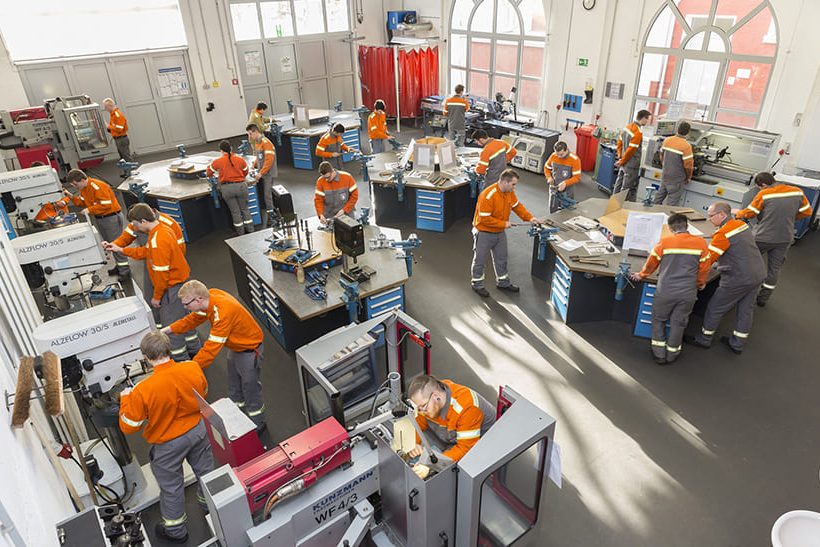 Über die Unternehmen saarstahl-werk-voelklingen-uebernahme-liberty-ascoval-hayang und Dillinger (das Bild zeigt einen Blick in die Ausbildungswerkstatt von Dillinger) gestaltet SHS – Stahl-Holding-Saar die Transformation aktiv und bietet jungen Menschen eine zukunftsgerichtete Ausbildung
