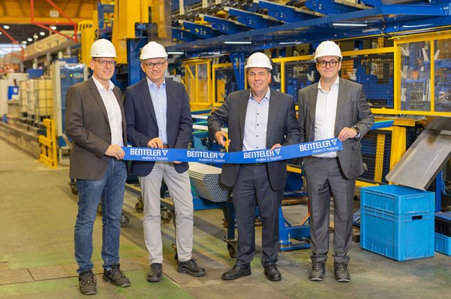 Vor Europas größtem Oberflächenzentrum für Rohre: Ulrich Müller, Leiter Oberflächentechnik Werk Schloss Neuhaus, Thomas Michels, Chief Operating Officer (COO), Christian Wiethüchter, Chief Executive Officer (CEO), und Ralf Mathis, Vice President Geschäftsfeld Industrie und Handel, alle Benteler Steel/Tube