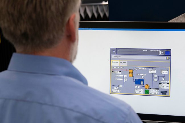 Eco Cooler_Temperaturanzeige Trumpf-Mitarbeiter vor Monitor