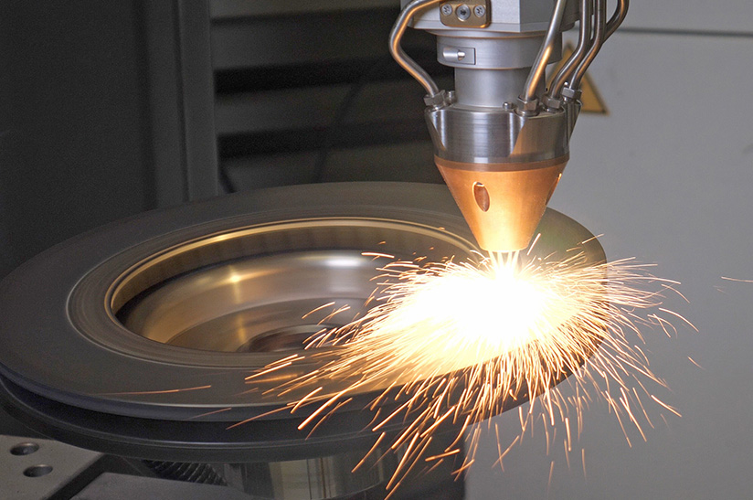 Pulverbasierte Laserbeschichtung einer Bremsscheibe (© Laserline)