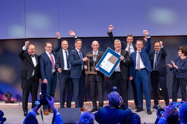 Das BOXBAY-Hochregal-Lagersystem hat gewonnen. Glückliche Sieger von SMS group und DP World nehmen den Deutschen Logistikpreis 2022 entgegen.