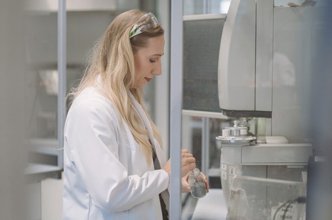 Mitarbeiterin im Bereich Forschung bei voestalpine