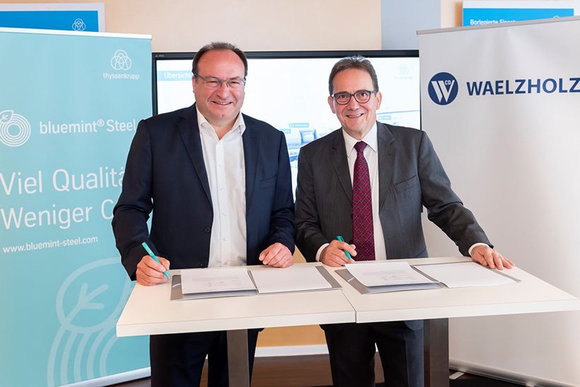 thyssenkrupp Steel und Waelzholz unterzeichnen Absichtserklärung (v.l.n.r): Andre Matusczyk (Vorsitzender der Geschäftsführung, thyssenkrupp Hohenlimburg GmbH), Dr. Matthias Gierse (Geschäftsführer Vertrieb und Einkauf, C.D. Wälzholz GmbH & Co. KG)
