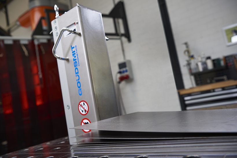 Der leichte, mobile Spreizmagnet von Goudsmit ist manuell umschaltbar und ermöglicht eine schnelle und einfache Trennung von klebenden oder geölten Stahlblechen